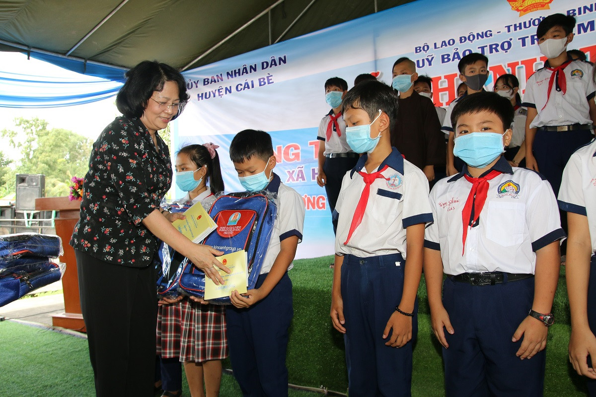 Phó Chủ tịch nước trao học bổng, tặng quà cho học sinh khó khăn ở Tiền Giang ảnh 1