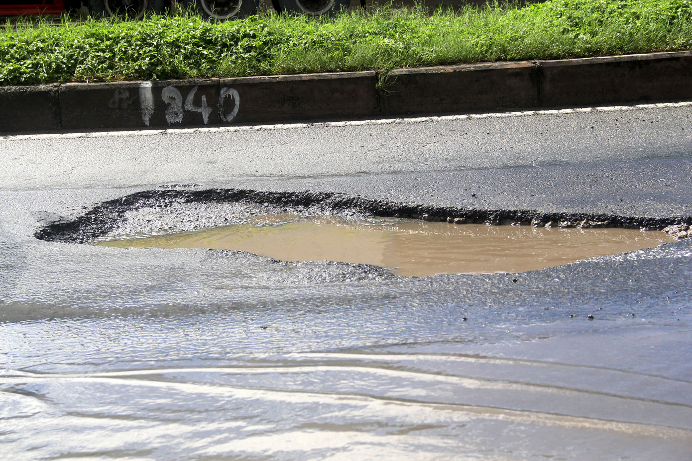 Nhiều đoạn trên Quốc lộ 1A về miền Tây bị hư hỏng nặng sau đợt triều cường ảnh 1