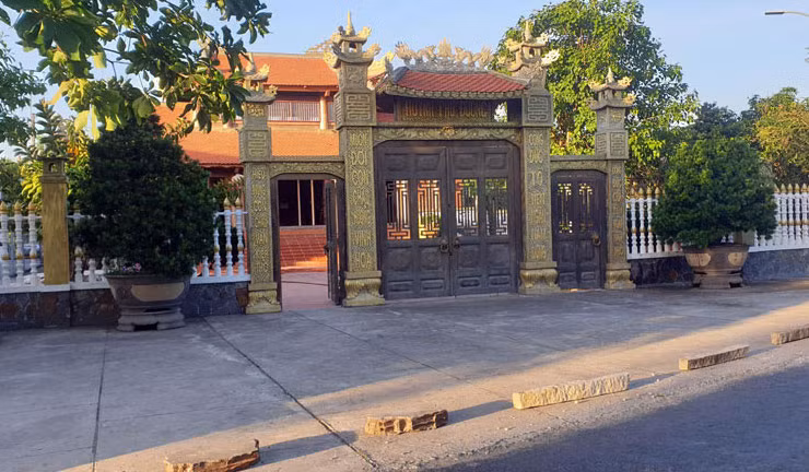Út 'trọc' tài trợ 5 tỷ cho gia đình nguyên Bí thư Hậu Giang xây phủ đường? ảnh 1