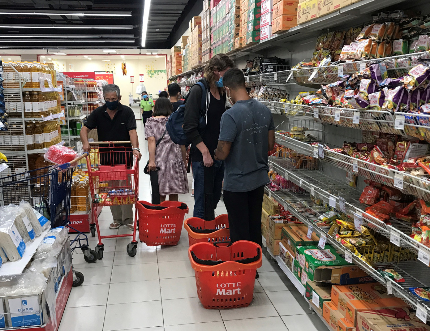 Đường phố miền Tây vắng vẻ trong ngày đầu cách ly toàn xã hội ảnh 5