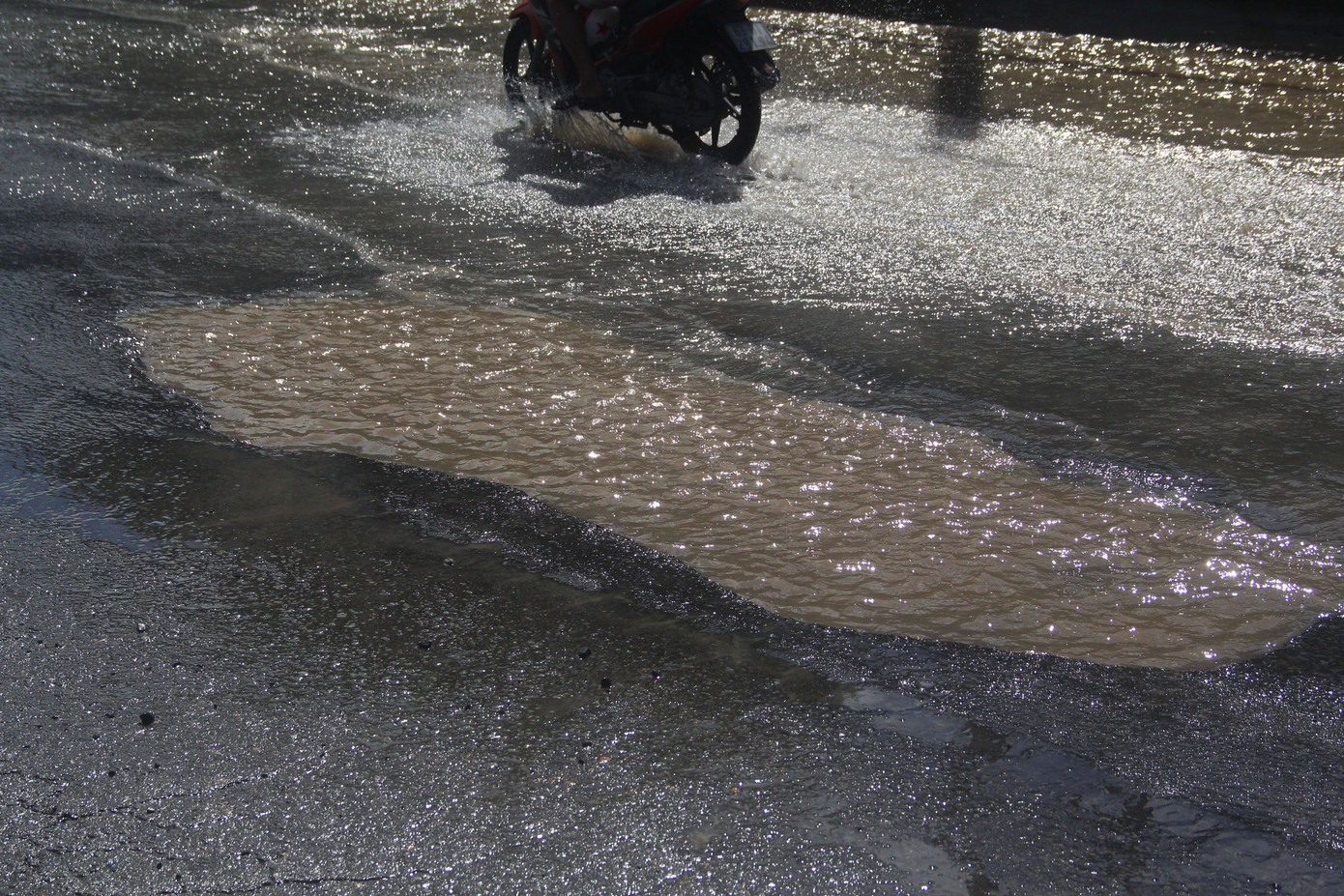 Nhiều đoạn trên Quốc lộ 1A về miền Tây bị hư hỏng nặng sau đợt triều cường ảnh 6