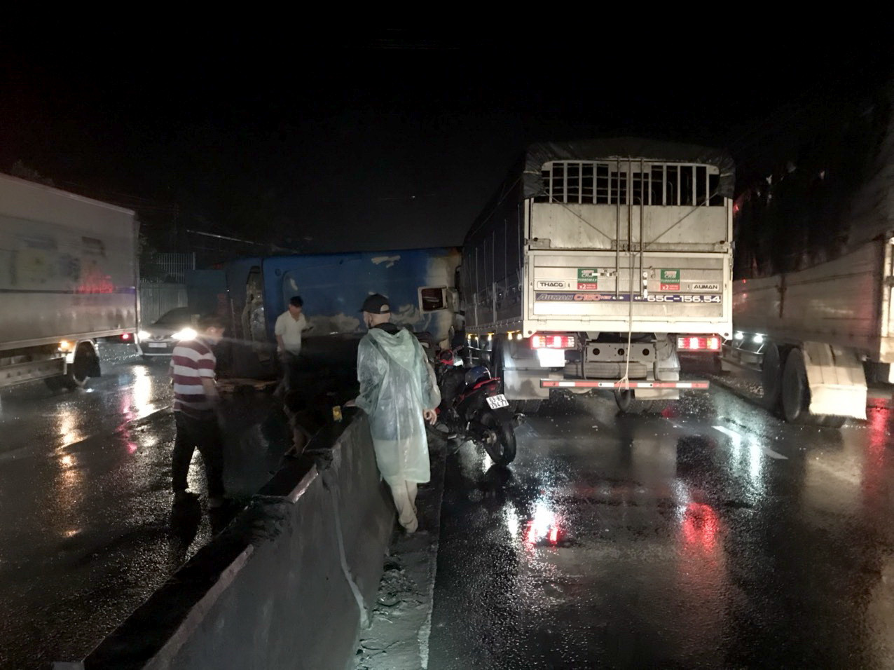 Va chạm liên hoàn trên quốc lộ 1, 1 người chết, 19 người bị thương ảnh 2