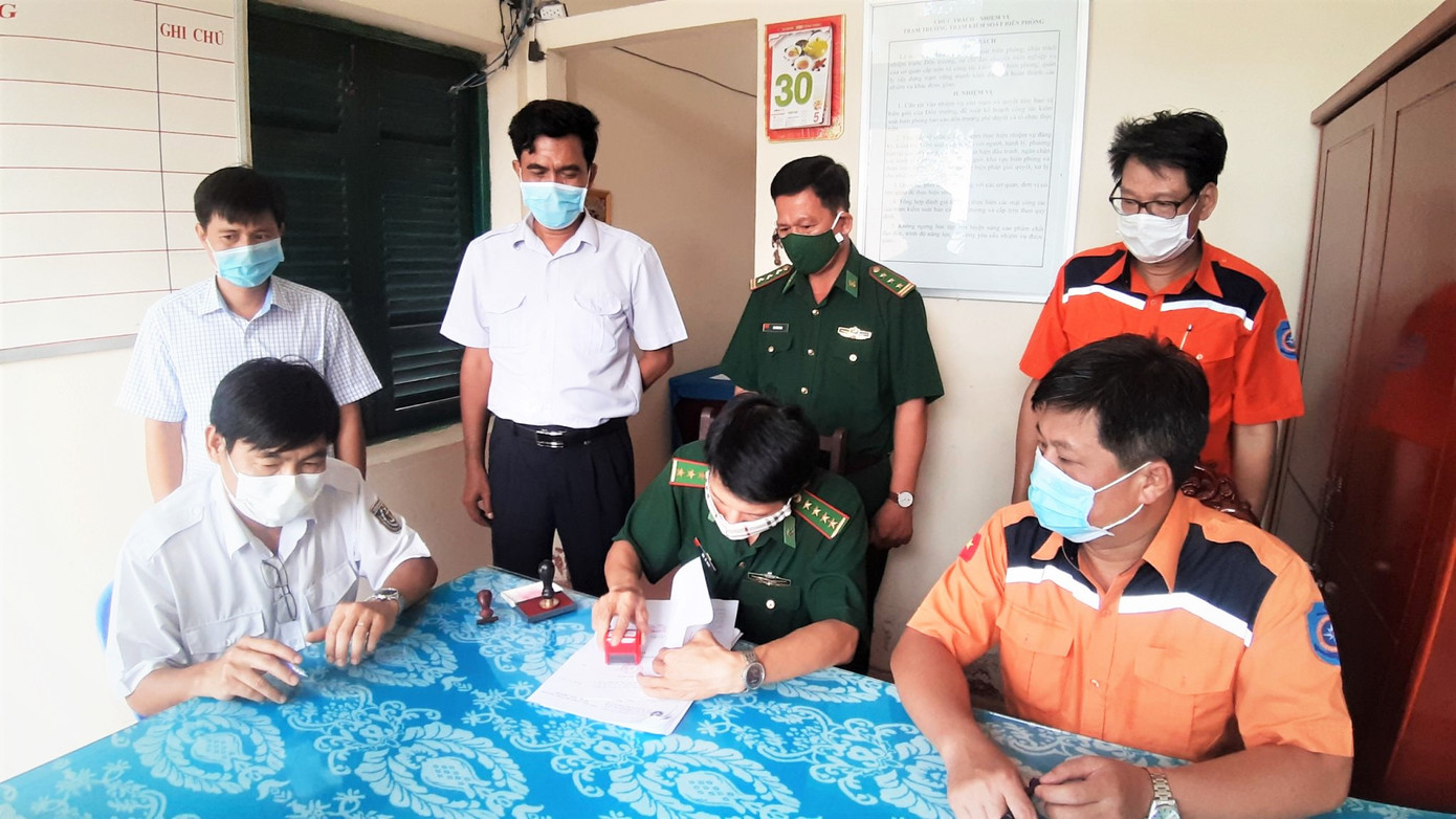 Biên phòng Sóc Trăng tiếp nhận thêm 2 thuyền viên Indonesia bị nạn trên biển ảnh 2