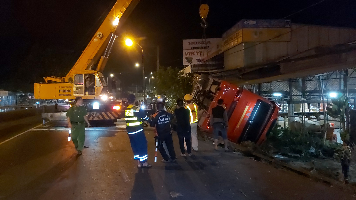 Tiền Giang: Xe giường nằm va chạm xe với tải rồi lật ngang, 5 người bị thương ảnh 2