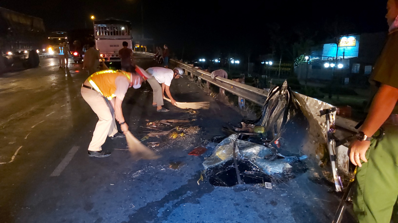 Tiền Giang: Xe giường nằm va chạm xe với tải rồi lật ngang, 5 người bị thương ảnh 3