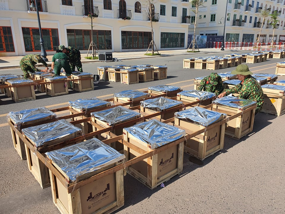 ‘Trận địa’ pháo hoa trước giờ khai hoả chào mừng thành phố Phú Quốc ảnh 2