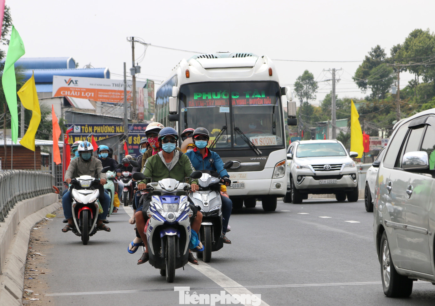 Người miền Tây hối hả trở lại TPHCM sau kỳ nghỉ Tết ảnh 10
