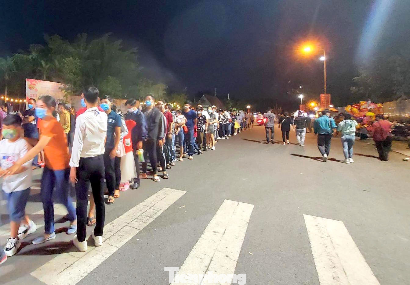 Người dân mang khẩu trang, xếp hàng chụp ảnh ở đường hoa xuân Cần Thơ ảnh 3