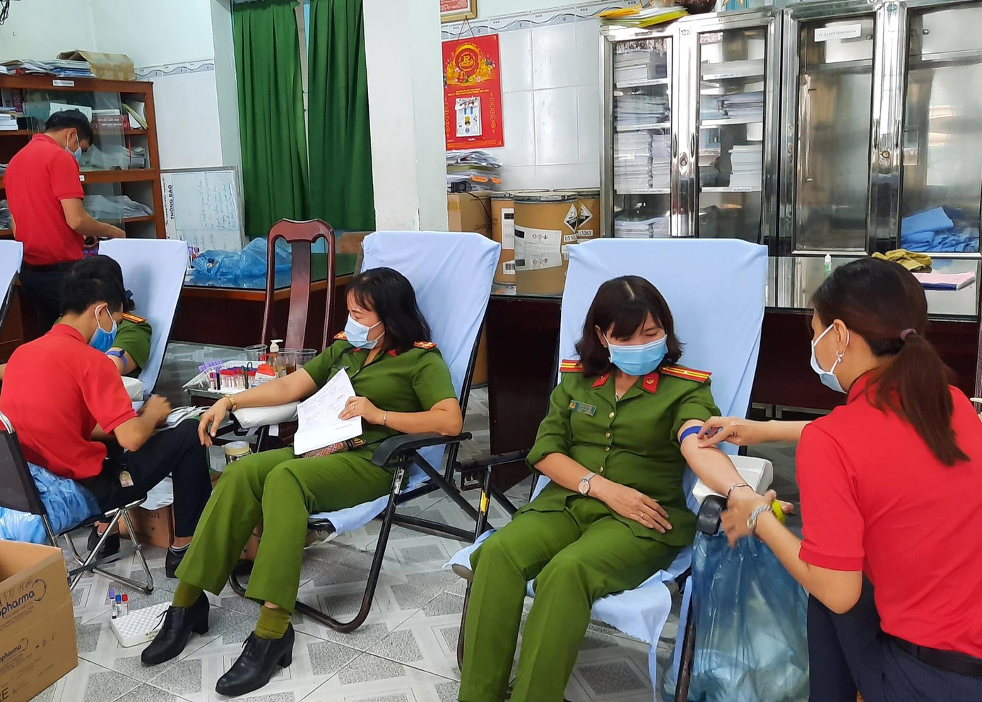 Hàng trăm cán bộ, chiến sĩ công an Sóc Trăng hiến máu tình nguyện ảnh 1