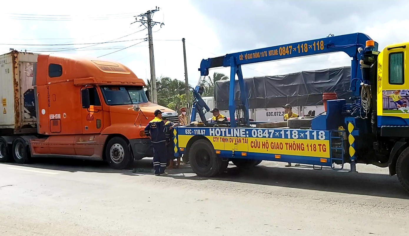 Xe đầu kéo va chạm xe tải, Quốc lộ 1 ùn ứ hàng km ảnh 1