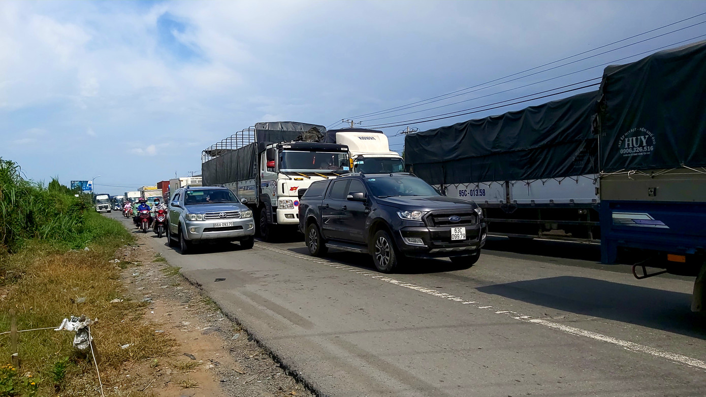 Xe đầu kéo va chạm xe tải, Quốc lộ 1 ùn ứ hàng km ảnh 2