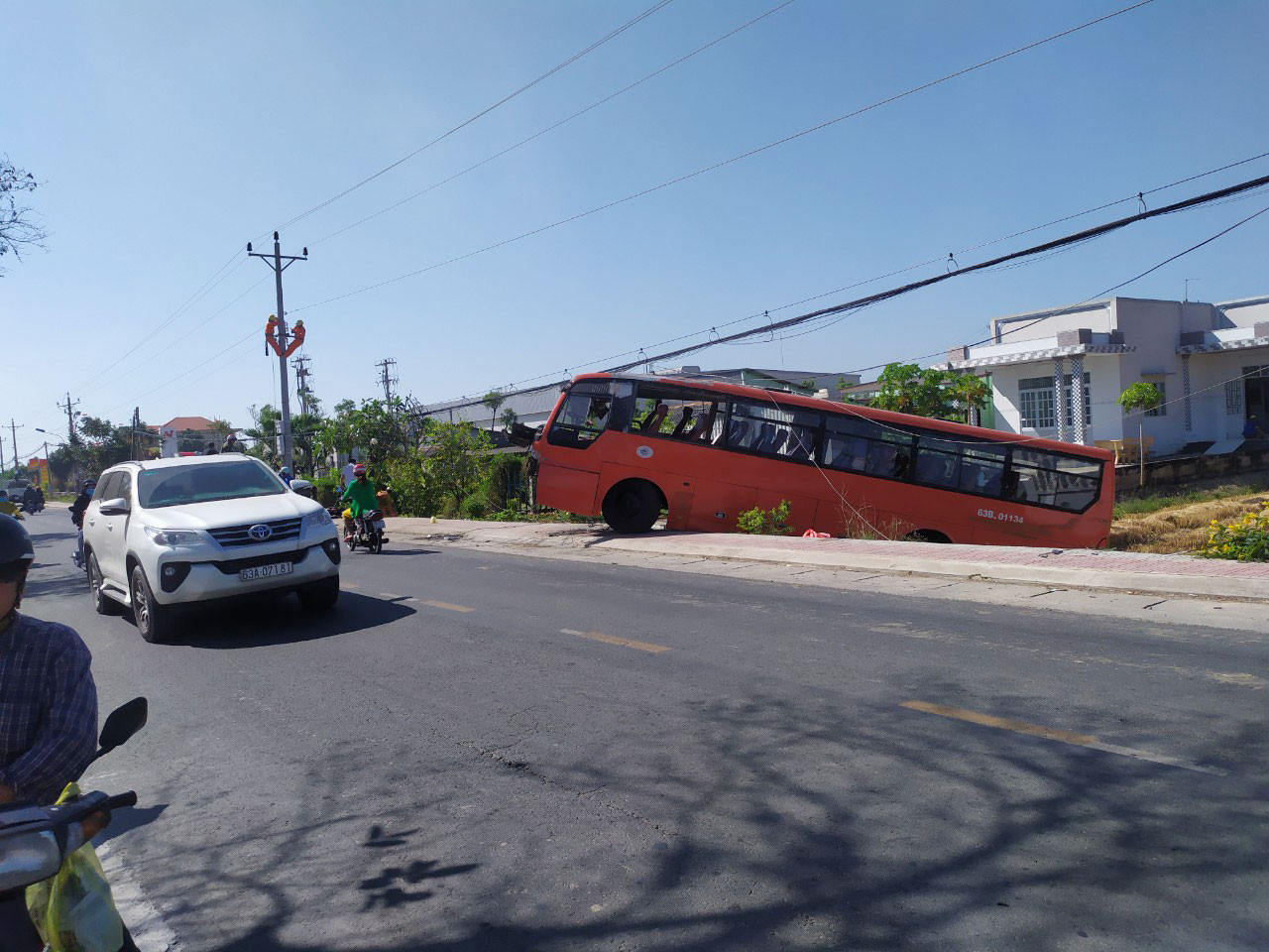 Tiền Giang: Xe chở 25 công nhân tông trụ điện, tài xế tử vong tại chỗ ảnh 1