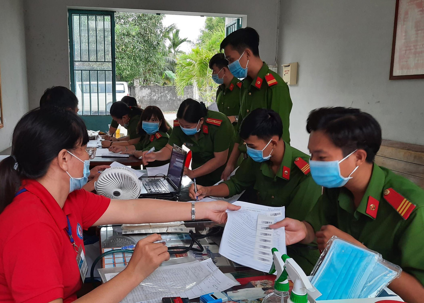 Hàng trăm cán bộ, chiến sĩ công an Sóc Trăng hiến máu tình nguyện ảnh 2