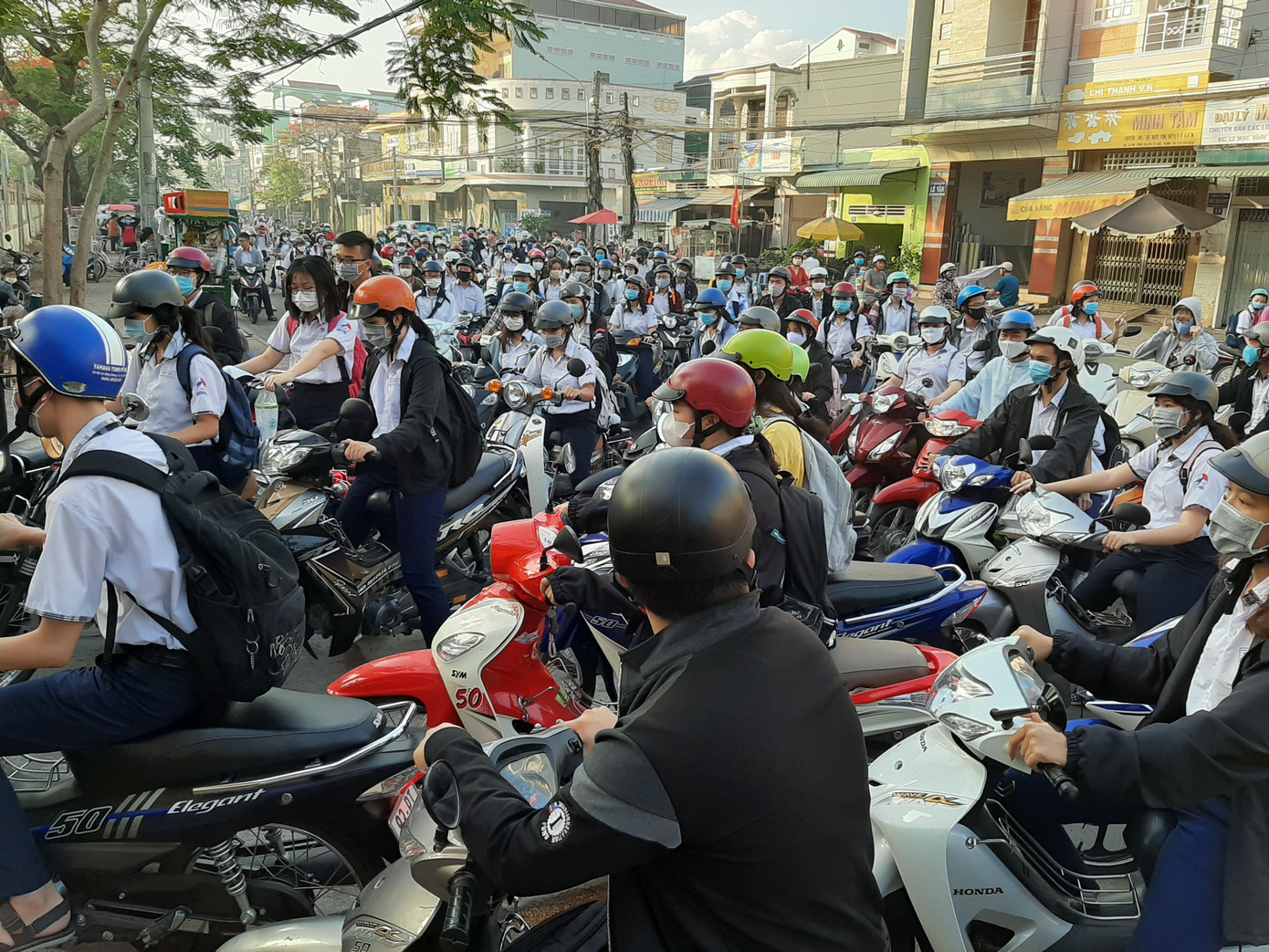 Ngày đầu đi học trở lại ở Sóc Trăng: Kẹt xe, khó khả thi giãn cách học sinh ảnh 3