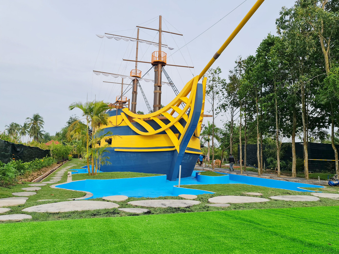 Lạ mắt mô hình thuyền buồm tiền tỷ giữa làng hoa Sa Đéc ảnh 1