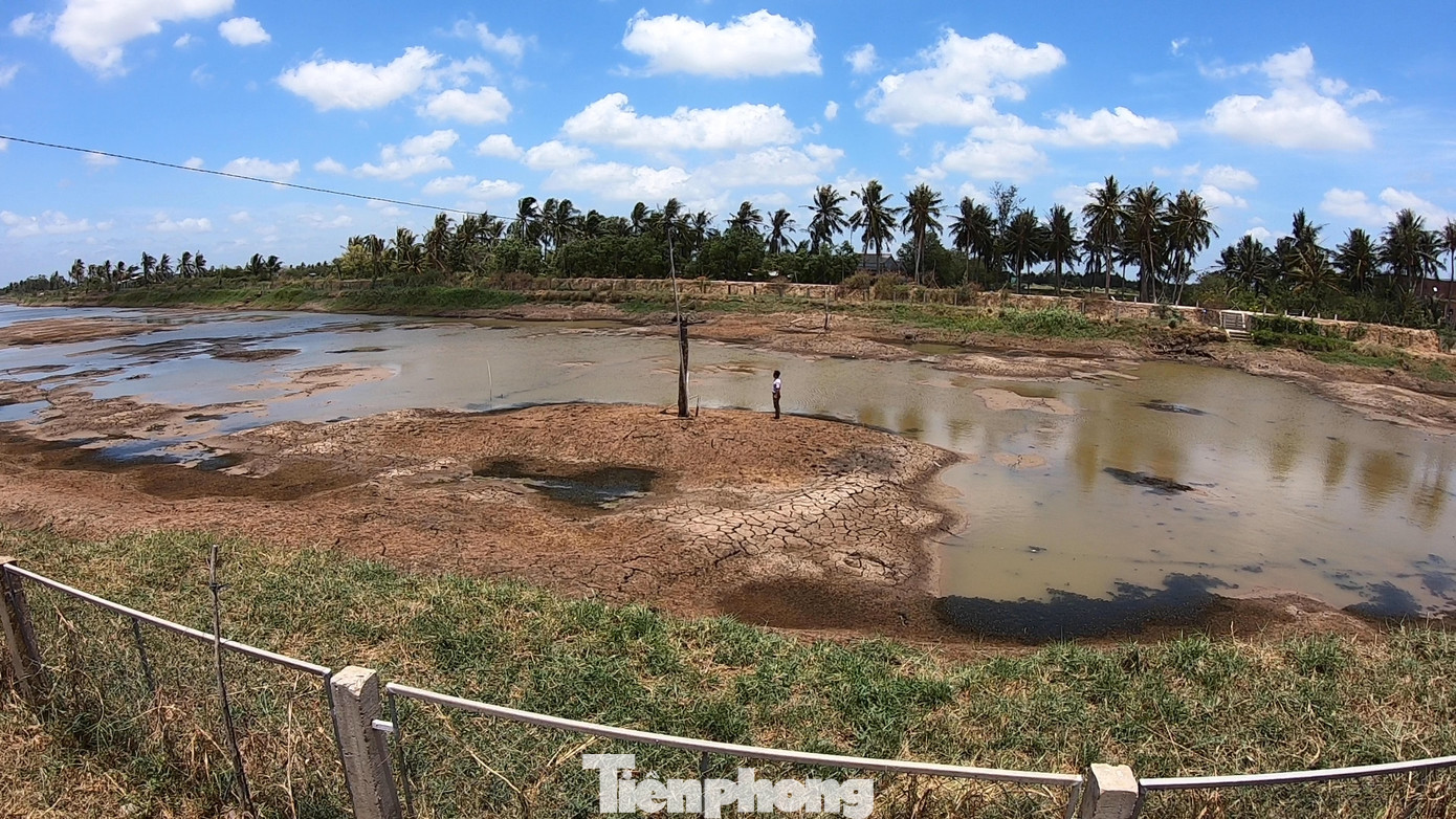 Cảnh khô cạn, nứt nẻ tại hồ nước trữ ngọt lớn nhất miền Tây ảnh 6