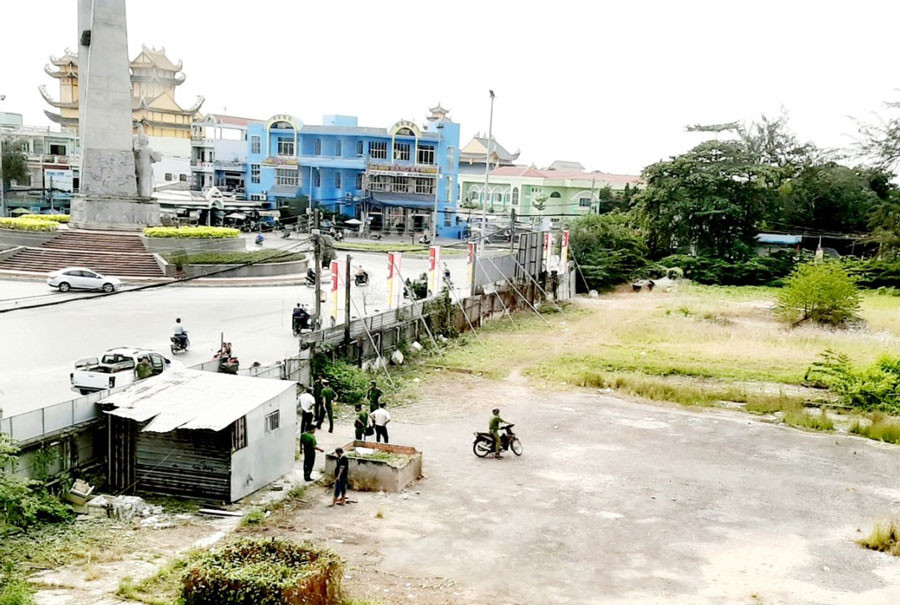  Phát hiện thi thể đang phân huỷ trong khu đất hoang ảnh 1