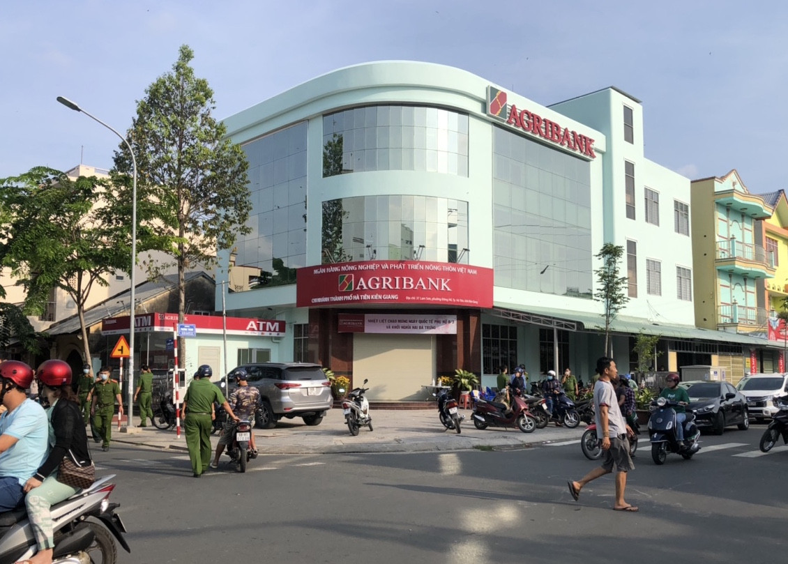 Bảo vệ bắn nhiều phát chỉ thiên, cùng người dân vây bắt 2 kẻ nghi cầm súng cướp ngân hàng ảnh 2