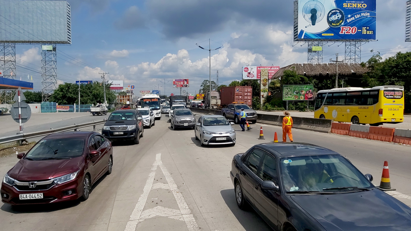 Xe đầu kéo tông xe ô tô, 2 người thoát chết ảnh 2