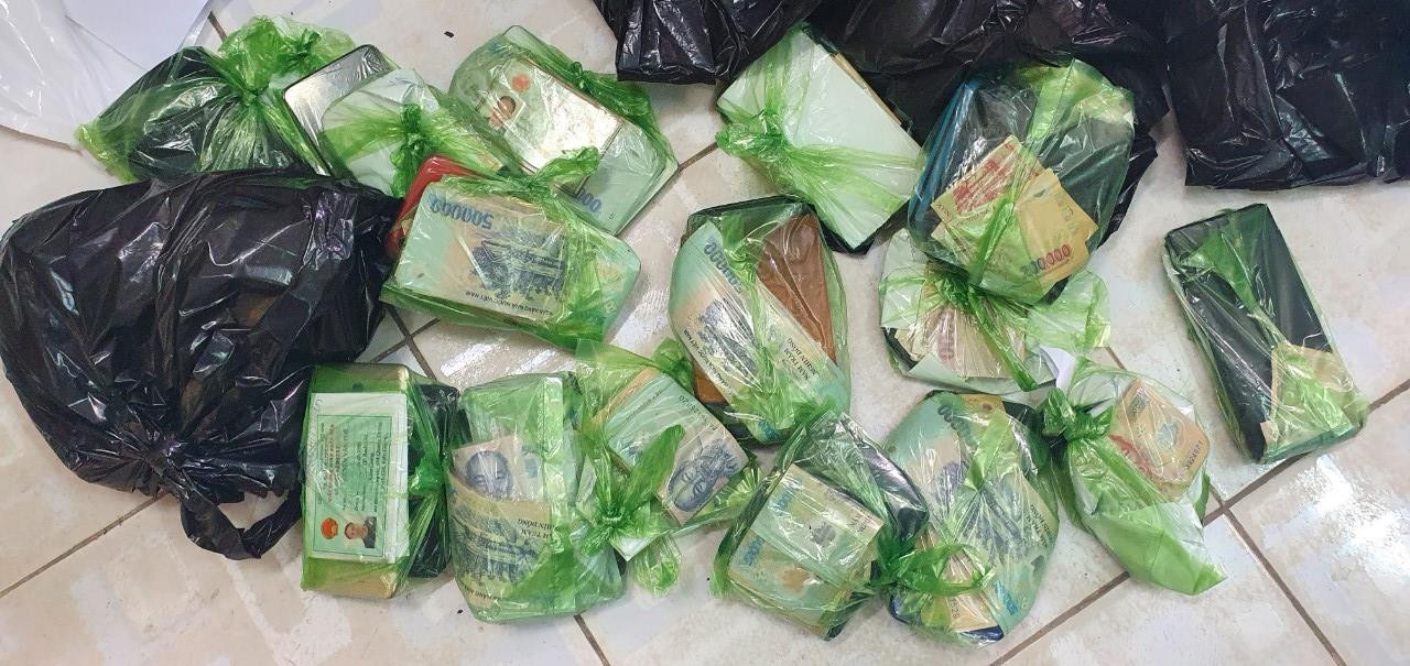 Đột kích trường gà, tạm giữ 26 đối tượng và gần 300 triệu đồng ảnh 3