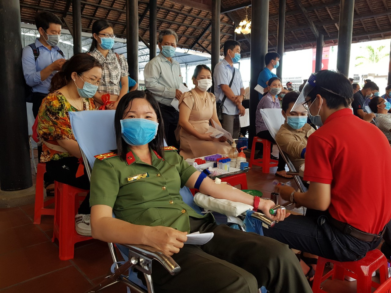 Nữ chiến sĩ CAND tham gia hiến máu. Hơn 300 cán bộ, chiến sĩ công an Vĩnh Long tham gia Chủ nhật Đỏ ảnh 1