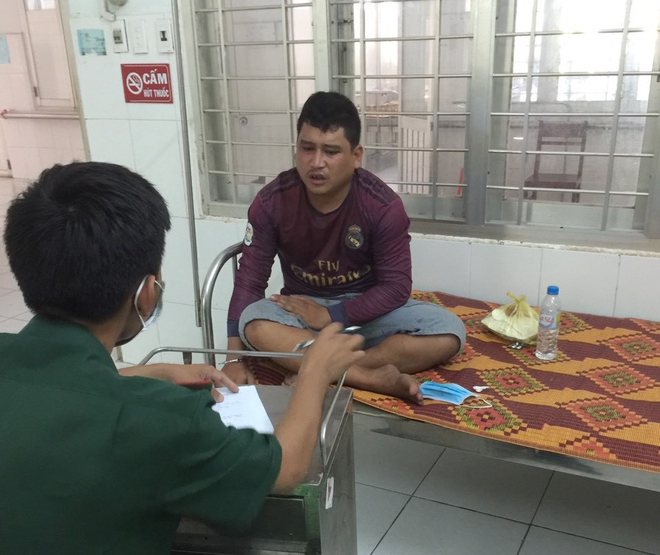 100 đối tượng vận chuyển thuốc lá lậu tấn công, 5 chiến sĩ bị thương ảnh 1