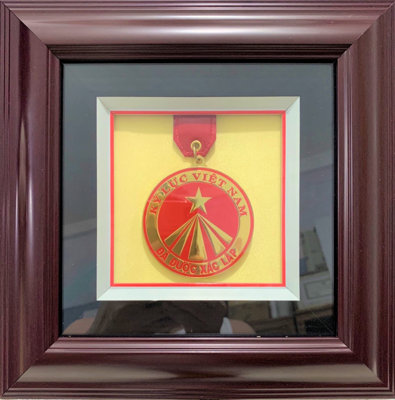 Thầy giáo miền Tây lập kỷ lục làm túi xách từ vỏ mì gói ảnh 8