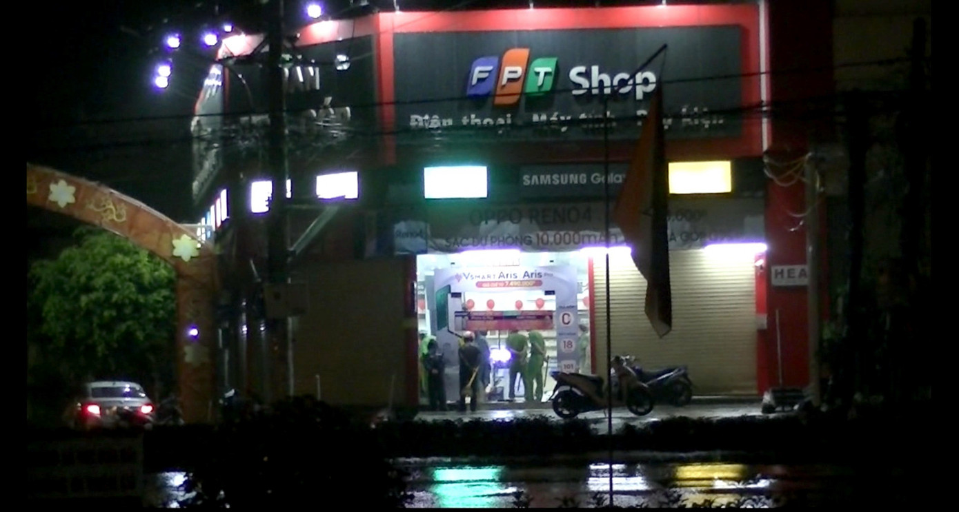 Tông vào xe ô tô đang qua đường, 2 người thương vong ảnh 2