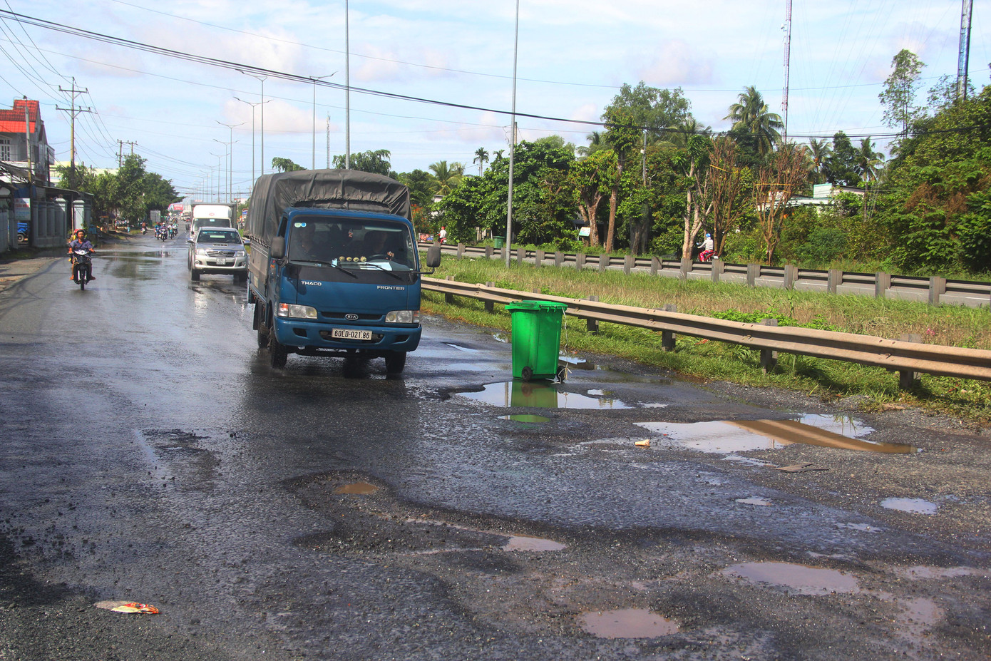 Nhiều đoạn trên Quốc lộ 1A về miền Tây bị hư hỏng nặng sau đợt triều cường ảnh 5