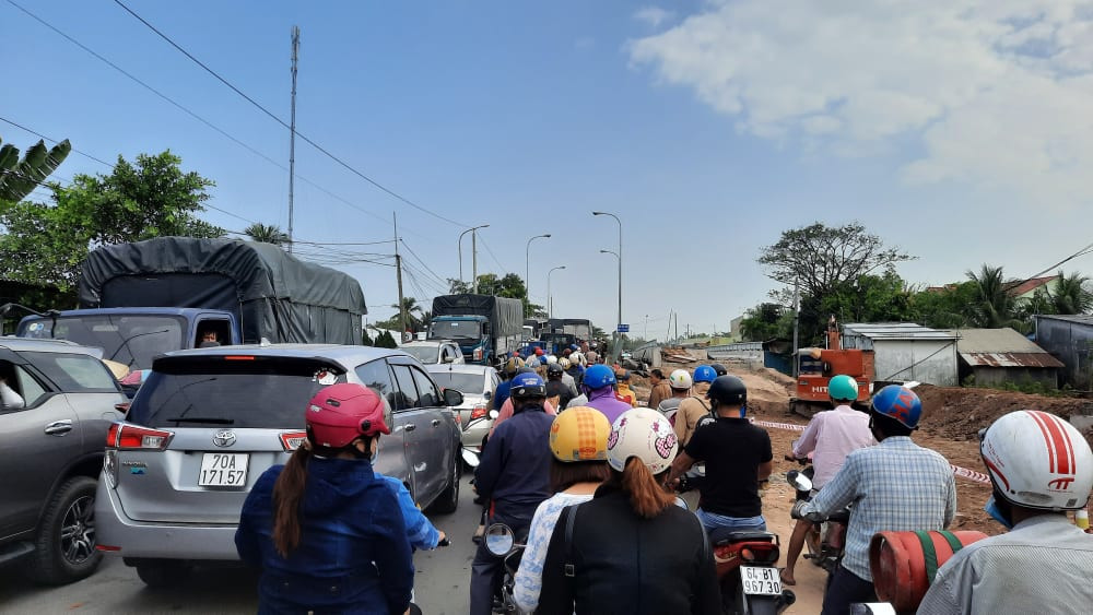 Kẹt xe kéo dài tại phà Đình Khao sáng cuối tuần ảnh 5