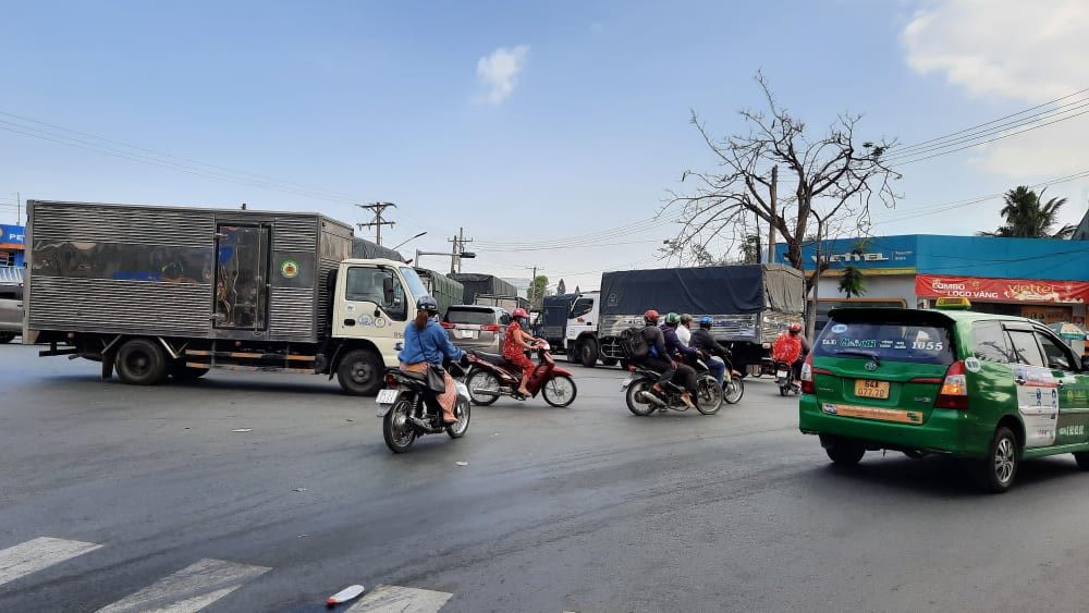 Kẹt xe kéo dài tại phà Đình Khao sáng cuối tuần ảnh 3