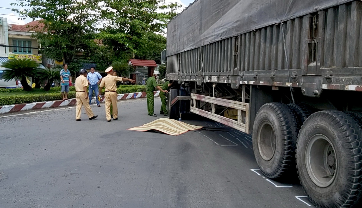 Va chạm với xe đầu kéo, một người đàn ông tử vong tại chỗ ảnh 2