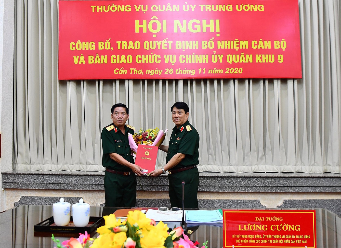 Trao quyết định bổ nhiệm cán bộ, bàn giao chức vụ Chính uỷ Quân khu 9 ảnh 1