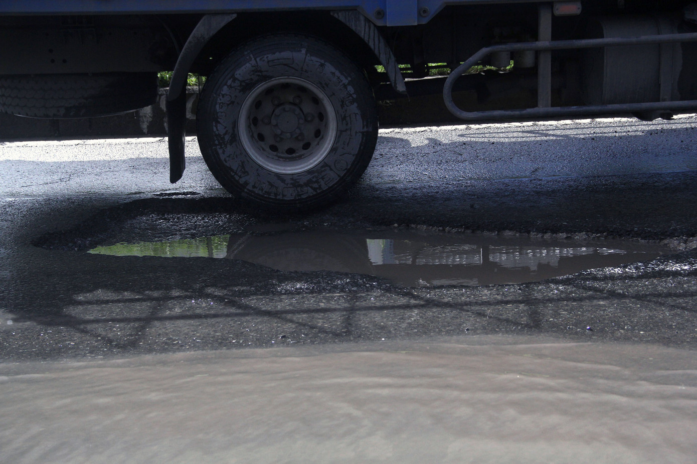 Nhiều đoạn trên Quốc lộ 1A về miền Tây bị hư hỏng nặng sau đợt triều cường ảnh 2