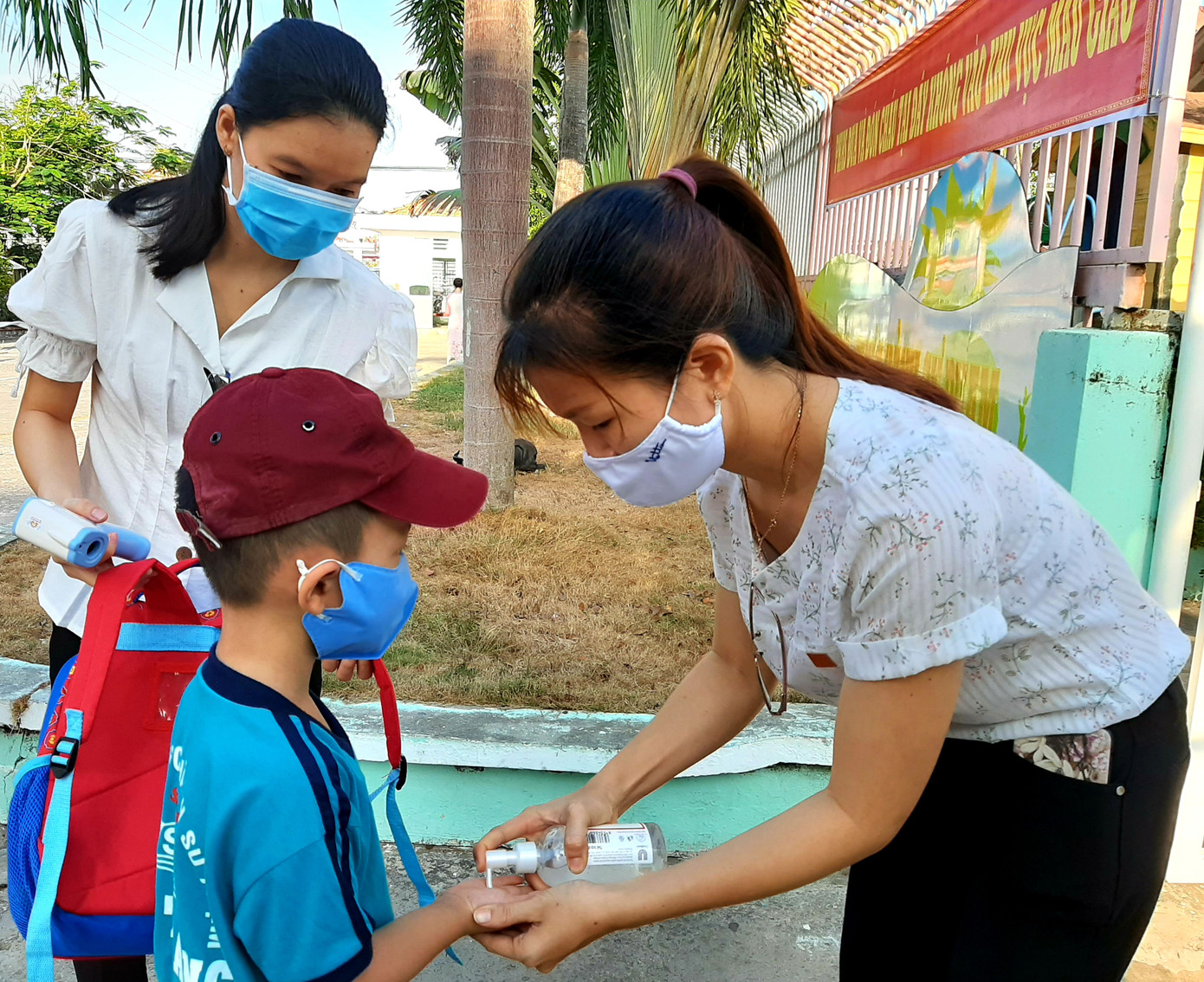 Ngày đầu đi học trở lại ở Sóc Trăng: Kẹt xe, khó khả thi giãn cách học sinh ảnh 2