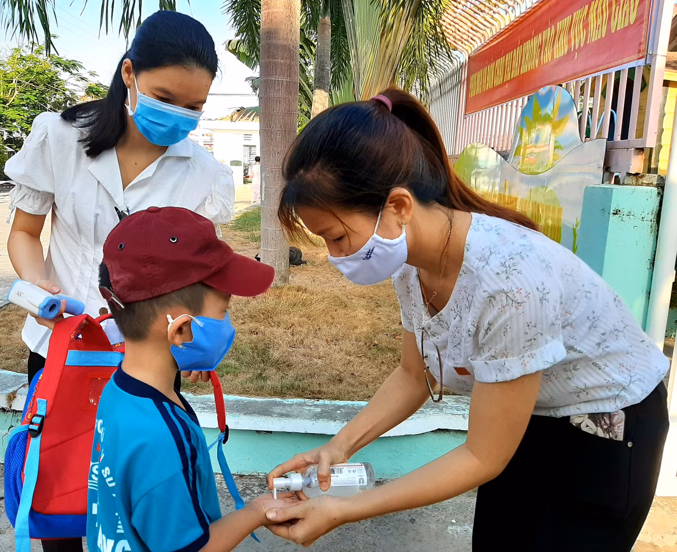 Ngày đầu đi học trở lại ở Sóc Trăng: Kẹt xe, khó khả thi giãn cách học sinh ảnh 2