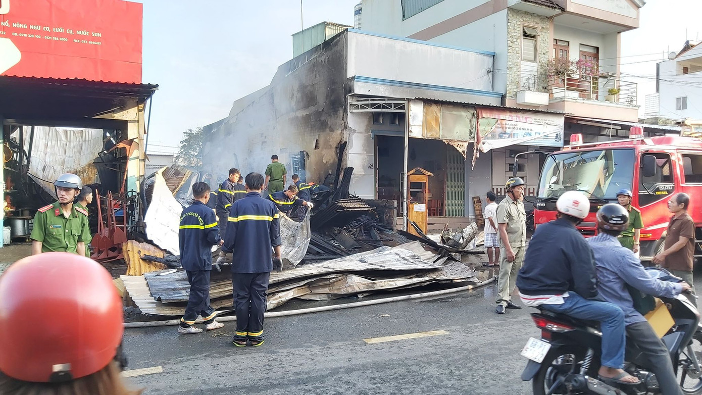 Hai căn nhà bốc cháy lúc rạng sáng, cả khu phố náo loạn ảnh 1