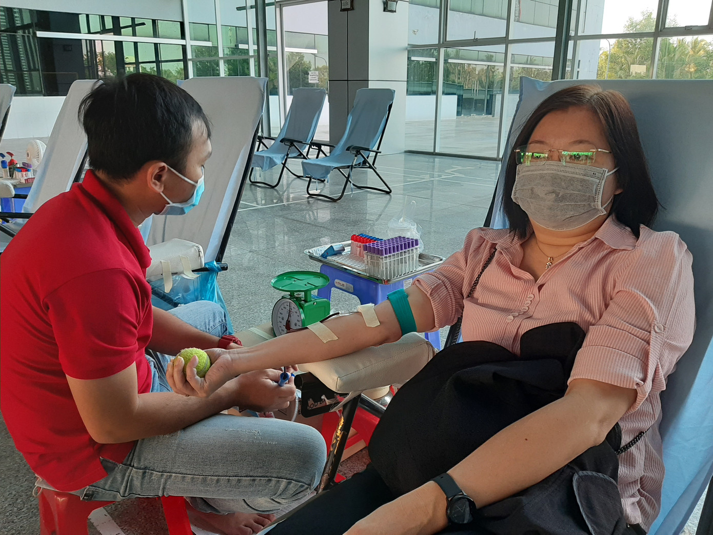 Hàng trăm nhân viên y tế hiến máu cứu người trong mùa dịch Covid-19 ảnh 3