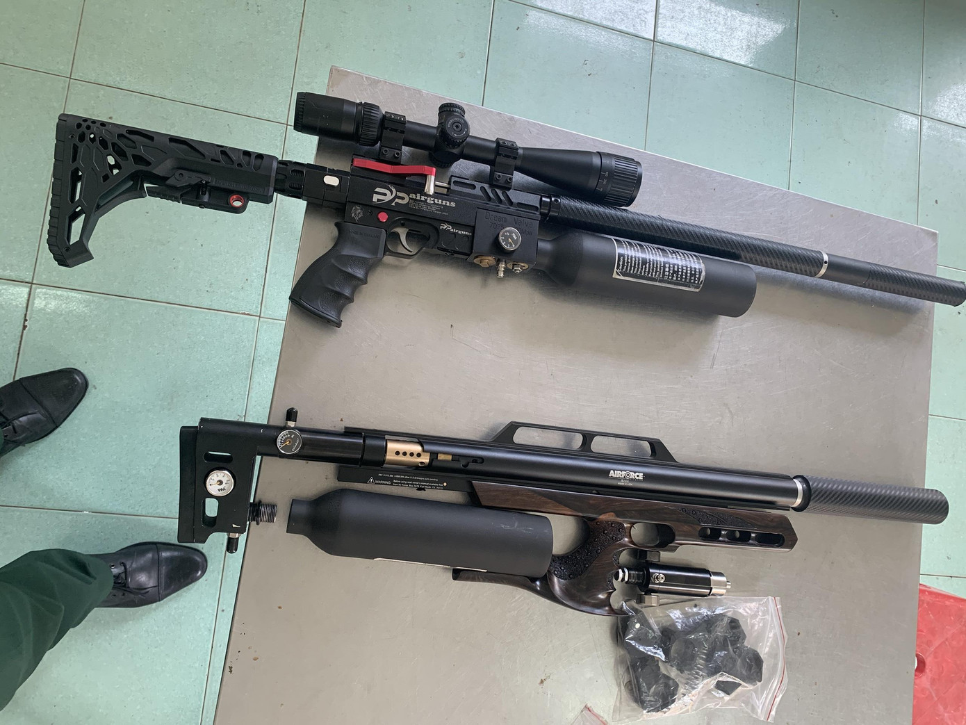 Tạm giữ cụ ông 73 tuổi vận chuyển súng trái phép qua biên giới ảnh 2