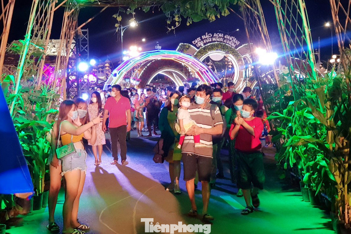 Người dân mang khẩu trang, xếp hàng chụp ảnh ở đường hoa xuân Cần Thơ ảnh 6