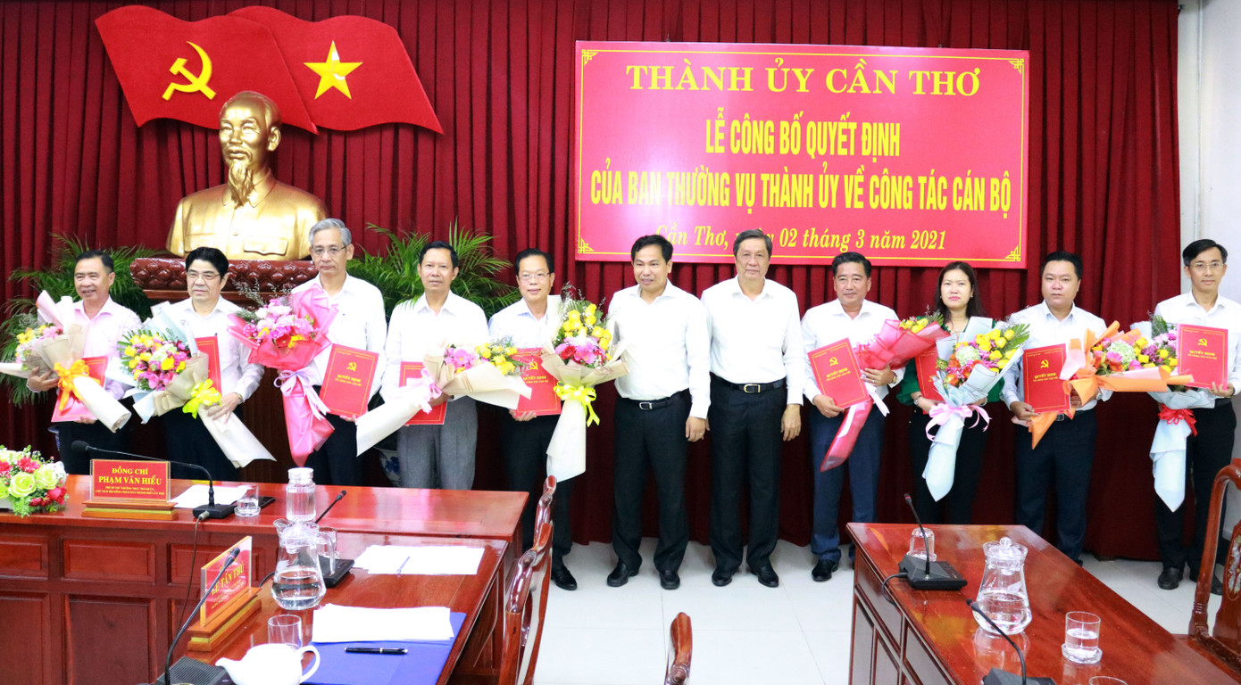 Cần Thơ công bố nhiều quyết định về công tác cán bộ ảnh 1