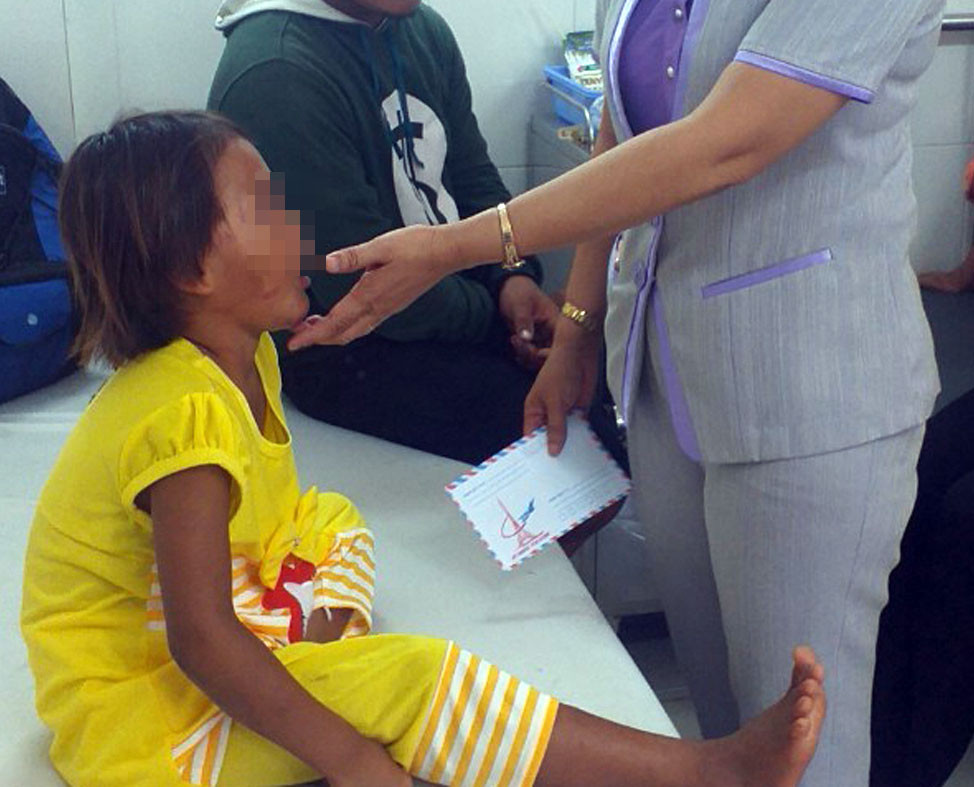 Diễn biến sức khỏe bé gái bị cha đánh đập dã man như thời trung cổ ảnh 1