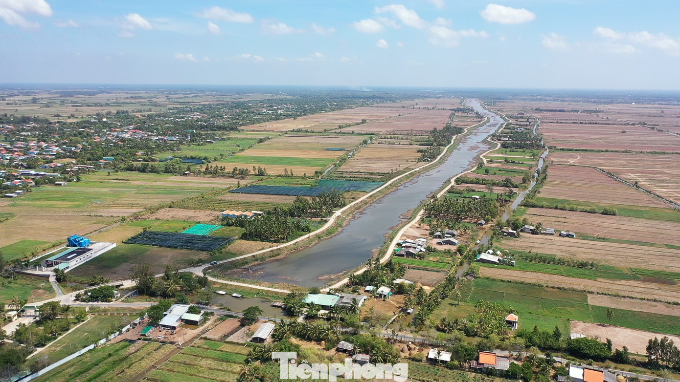 Cảnh khô cạn, nứt nẻ tại hồ nước trữ ngọt lớn nhất miền Tây ảnh 4