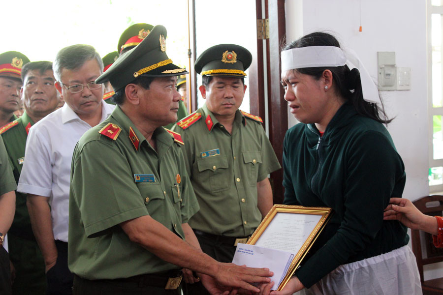 Đại úy công an hy sinh lúc làm nhiệm vụ được thăng cấp bậc hàm ảnh 2