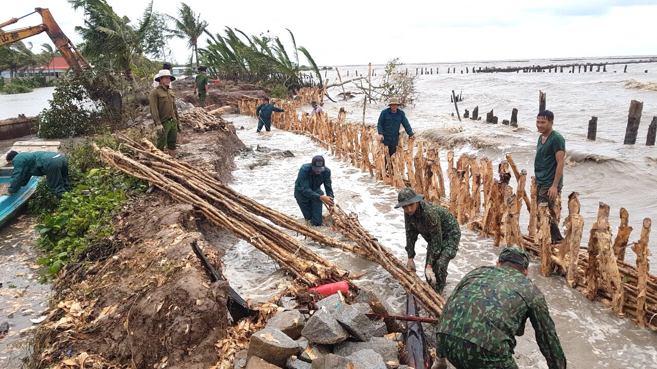 Mưa lớn làm sạt lở 2 đoạn đê quốc phòng ở Kiên Giang ảnh 2