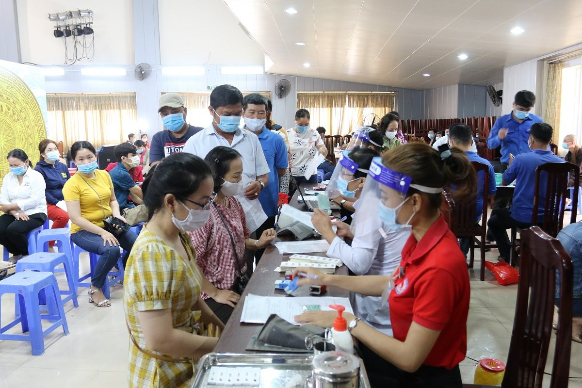 Gần 300 đoàn viên, công nhân viên chức, người lao động hiến máu tình nguyện ảnh 1