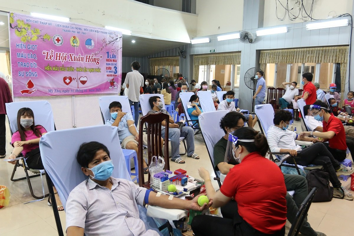 Gần 300 đoàn viên, công nhân viên chức, người lao động hiến máu tình nguyện ảnh 2