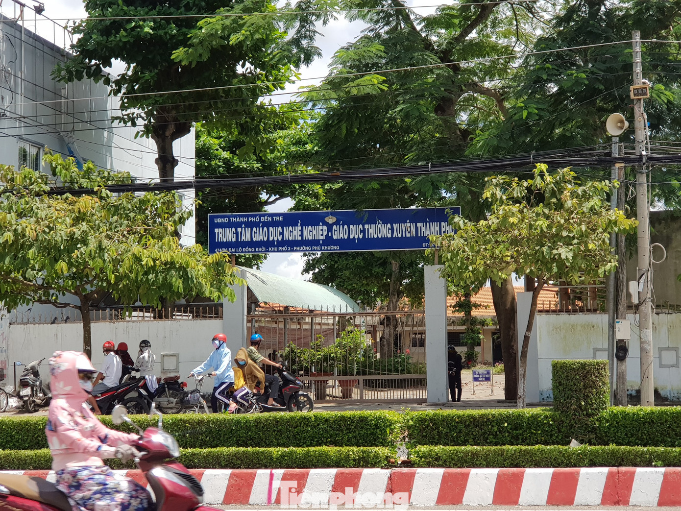 Thông tin mới vụ nữ sinh lớp 10 bị đánh hội đồng, xé áo dài tại trường ảnh 1