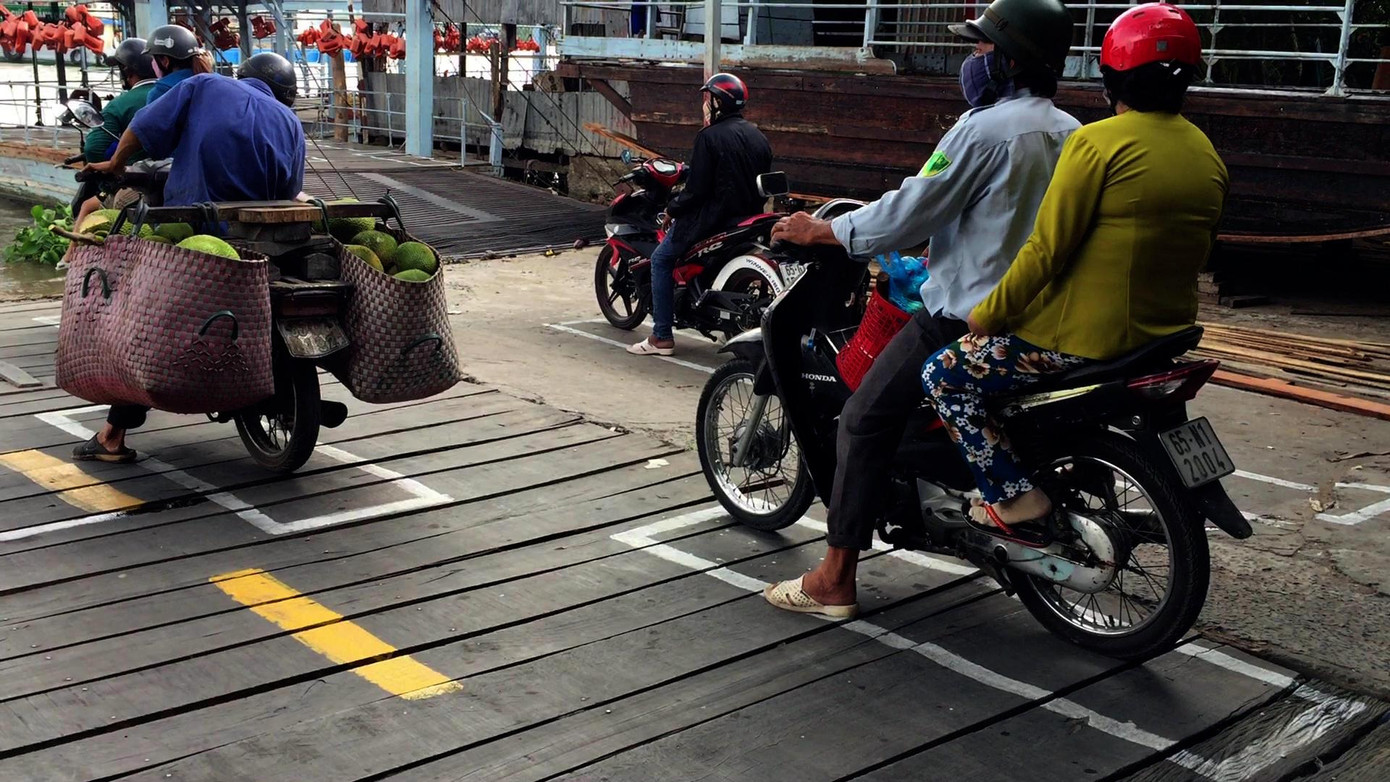 Căng dây thừng lập chốt kiểm soát, kẻ vạch trên phà để phòng COVID-19 ảnh 5