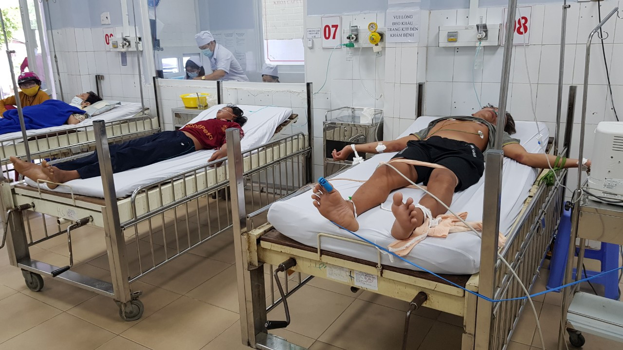 Cứu 4 ngư dân bị ngạt khí hầm cá ảnh 1